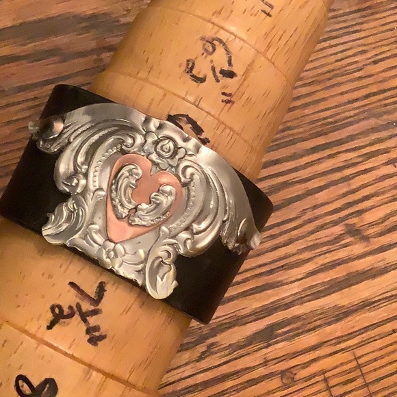 Leather heart  cuff, 7” wrist - Picture 4 of 6